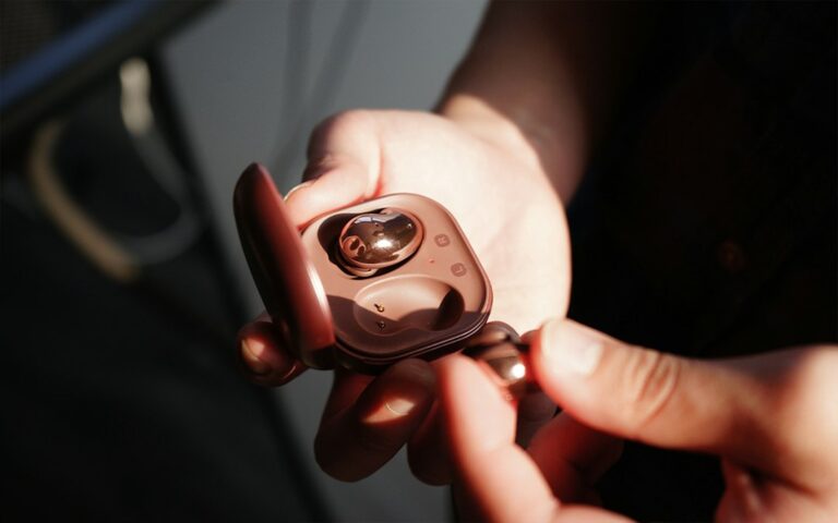 Cómo Ajustar las Bisagras de Cazoleta en Muebles de Cocina y Armarios: person holding black and gray device