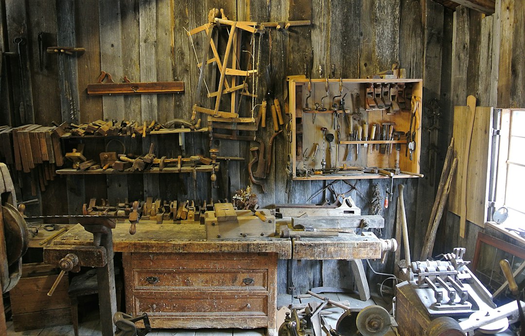 Guía de Protección de la Madera: Diferencias entre Barniz, Aceite y Lasur: brown wooden workbench