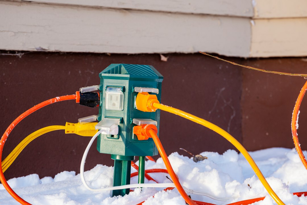 Cómo Cambiar un Enchufe o Mecanismo Eléctrico con Seguridad en Casa: a couple of orange and yellow wires connected to a light switch
