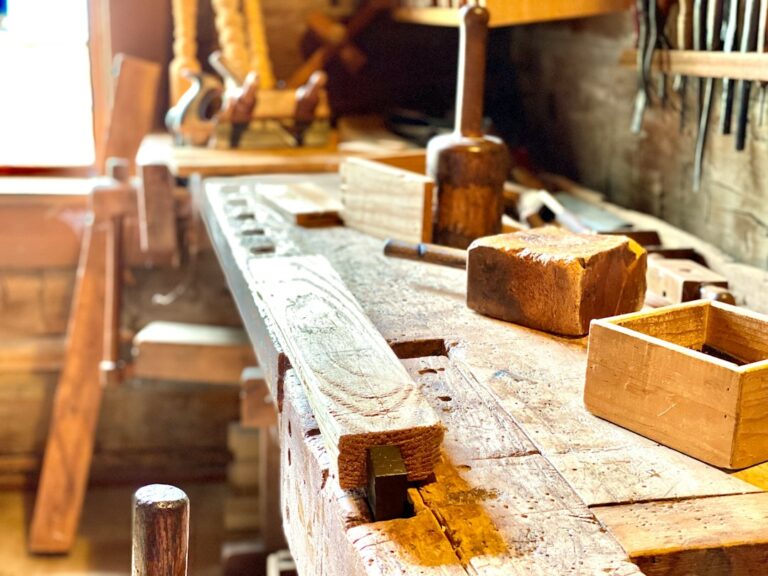 Técnicas de Envejecido y Efecto Pátina en Muebles de Madera Maciza: brown wooden stick on brown wooden table