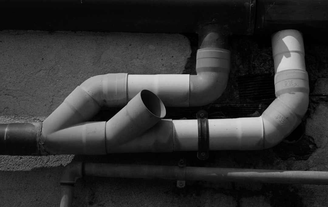 Cómo Arreglar un Grifo que Gotea: Cambio de Cartuchos Cerámicos y Juntas: A black and white photo of a pipe