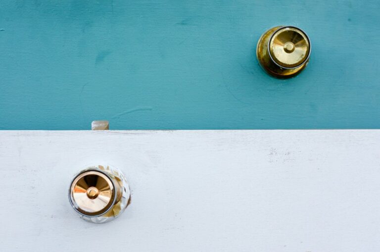 Cómo Calibrar y Usar el Cepillo Eléctrico para Rebajar Puertas y Molduras: gold door knob