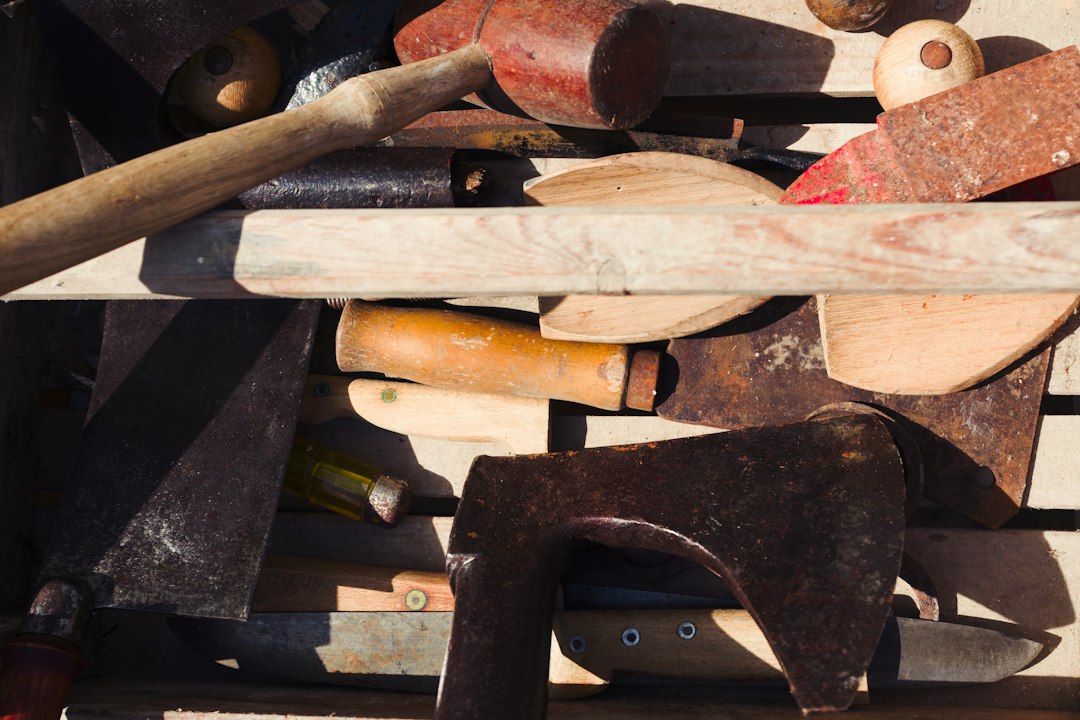 Técnicas de Encolado y Ensambles Tradicionales de Carpintería Resistentes: a bunch of tools that are sitting in a box