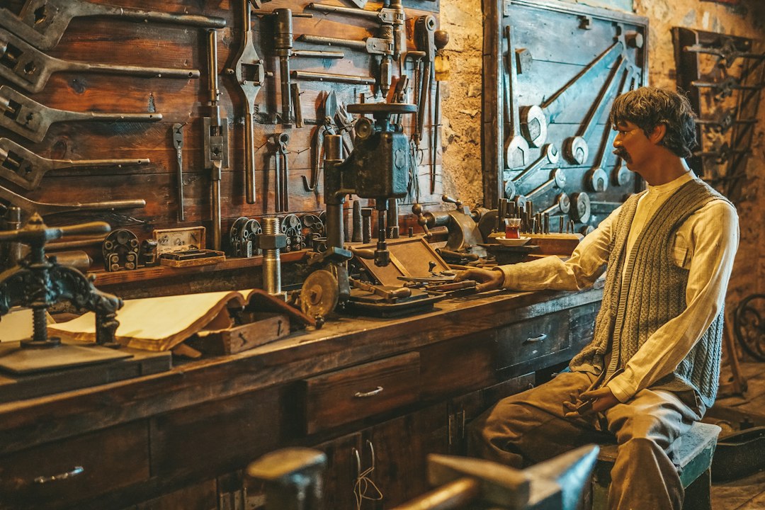 Tratamiento contra la Carcoma y Prevención de Insectos Xilófagos en Madera: a man sitting in front of a wooden desk