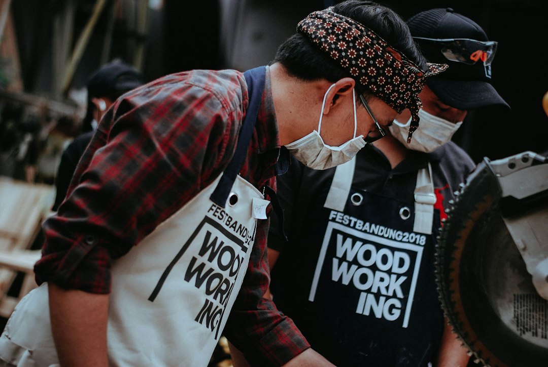 Cómo Reparar Esquinas Rotas y Golpes en Madera con Masilla Bicomponente: man wearing white apron and mask