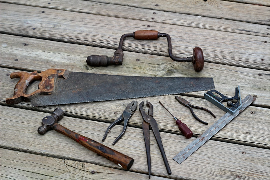 Equipamiento de Protección Individual Imprescindible para el Taller Doméstico: photo of brown carpentry tool kit
