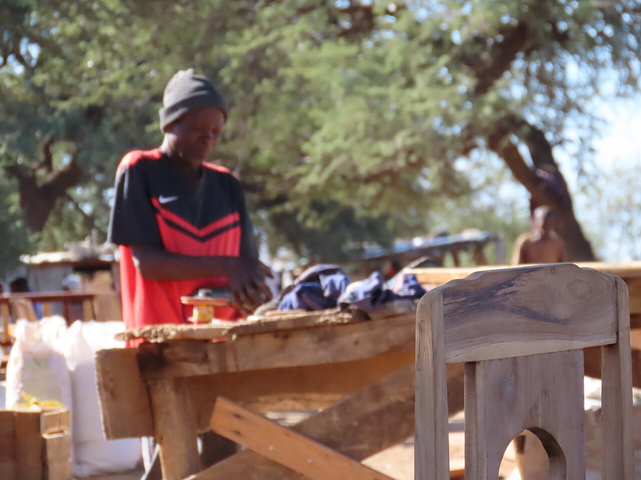 Guía de Uso de la Ingletadora: Ajustes de Ángulo, Biseles y Seguridad: Sawing wood in a wood carving and workshop 02