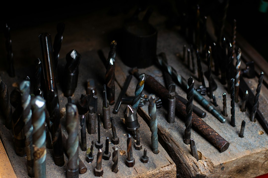 Tipos de Brocas y Usos Específicos: Guía Completa de Perforación: Drill bits neatly organized on a wooden holder