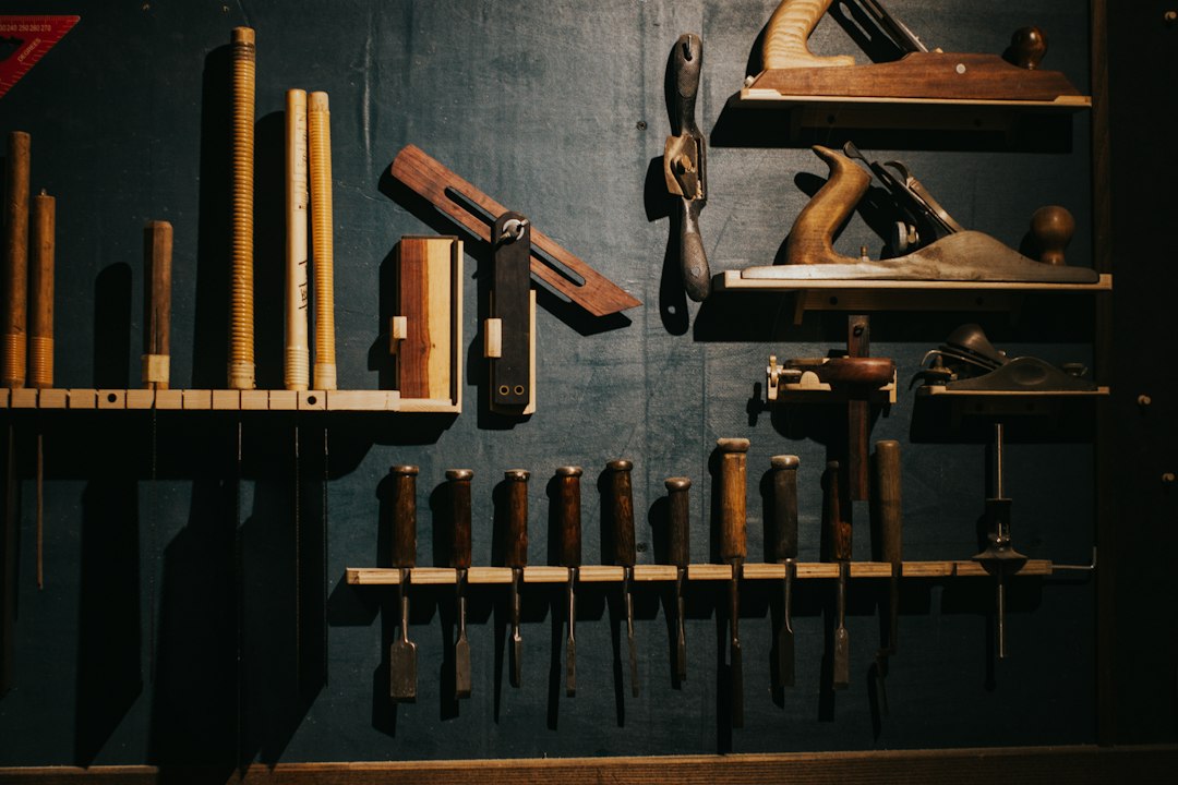 Guía para Cambiar el Bombín de una Cerradura y Aumentar la Seguridad: Various woodworking tools neatly arranged on a dark wall