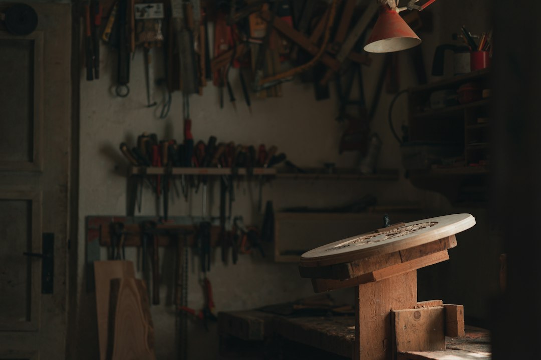 Cómo Construir una Jardinera de Madera Tratada Resistente a la Intemperie: a room with a desk and a lamp