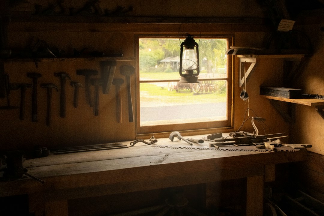 Cómo Construir una Jardinera de Madera Tratada Resistente a la Intemperie: Workbench with tools in a rustic workshop