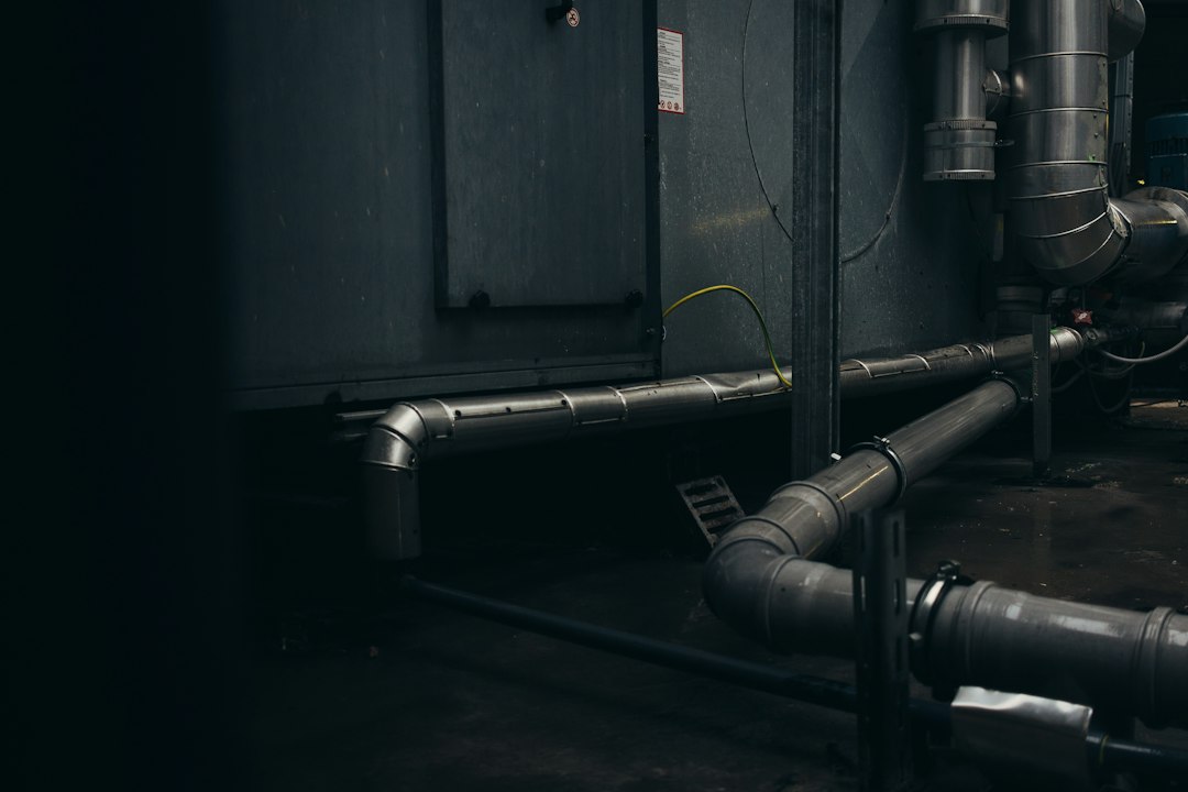 Cómo Reparar una Cisterna que Pierde Agua: Sustitución de Boyas y Mecanismos: gray pipes mounted on concrete wall arrangement