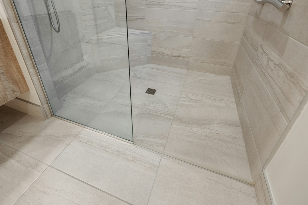 Cómo Sustituir una Baldosa o Azulejo Roto Sin Dañar el Revestimiento Contiguo: a white tiled floor