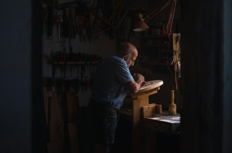 Cómo Crear un Cabecero de Cama Tapizado con Marco de Madera Paso a Paso: a man working in a shop