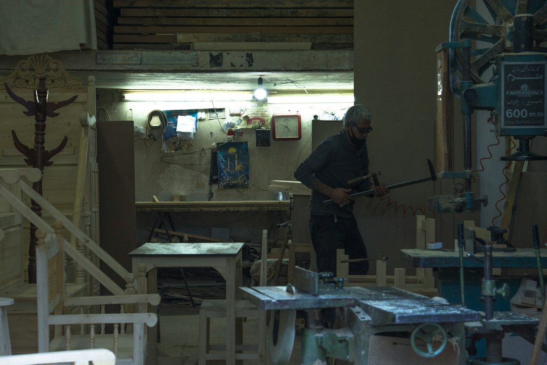Técnicas de Envejecido y Efecto Pátina en Muebles de Madera Maciza: man in black crew neck t-shirt playing guitar