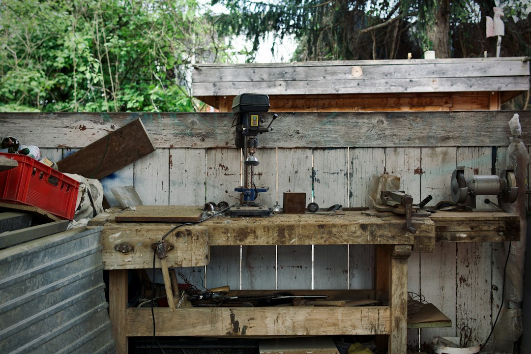 Cómo Aplicar Cera Natural para Nutrir y Proteger Madera Rústica: a wooden workbench with tools and tools on it