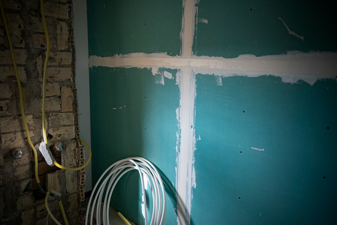 Instalación de Falsos Techos de Yeso Laminado con Iluminación Integrada: a wall that has some wires attached to it