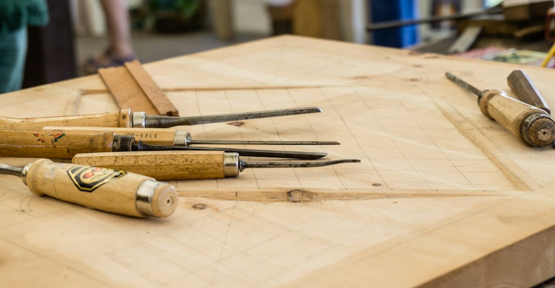 Cómo Utilizar la Lijadora Orbital y de Banda para Acabados Profesionales: hand tools on top of table
