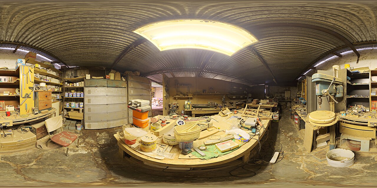 Cómo Elegir el Taladro Adecuado: Guía entre Percutor, Rotatorio y Atornillador: Carpentry shop 02 – Panorama (Greg Zaal via Poly Haven)