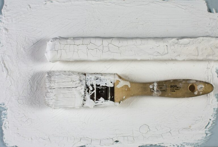 Cómo Reparar Grietas y Agujeros en Paredes de Yeso y Pintura con Masilla: white paint brush on white wall
