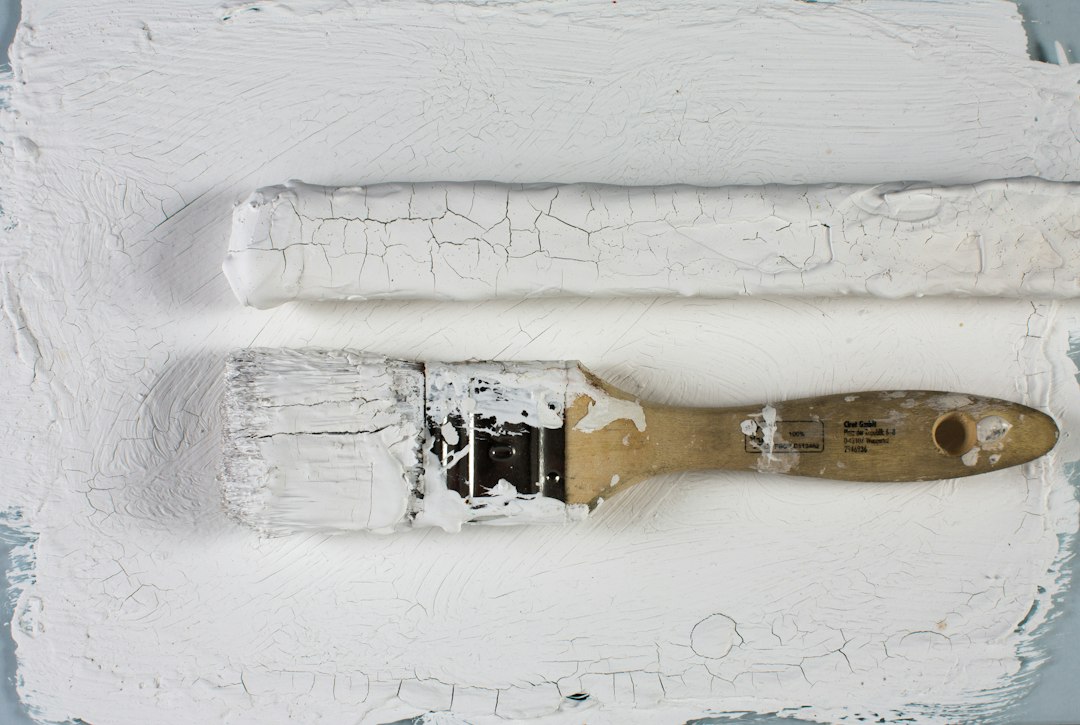 Cómo Reparar Grietas y Agujeros en Paredes de Yeso y Pintura con Masilla: white paint brush on white wall