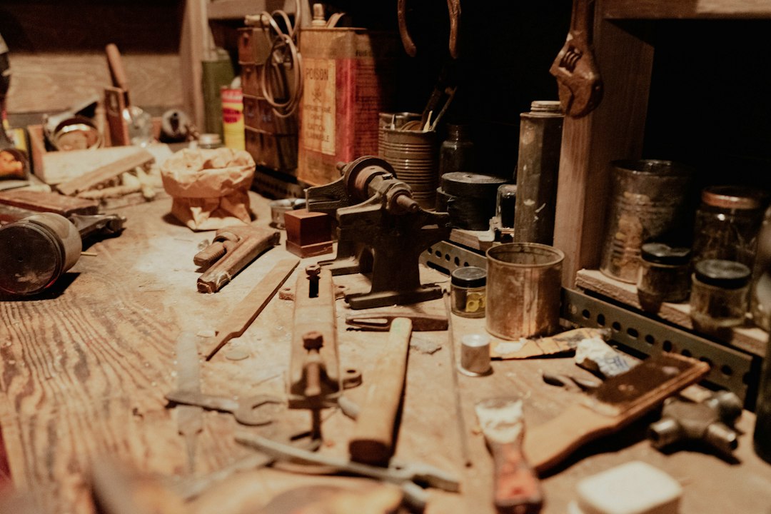 Cómo Restaurar un Mueble de Madera Antiguo: Decapado, Lijado y Nutrición: a wooden table topped with lots of tools
