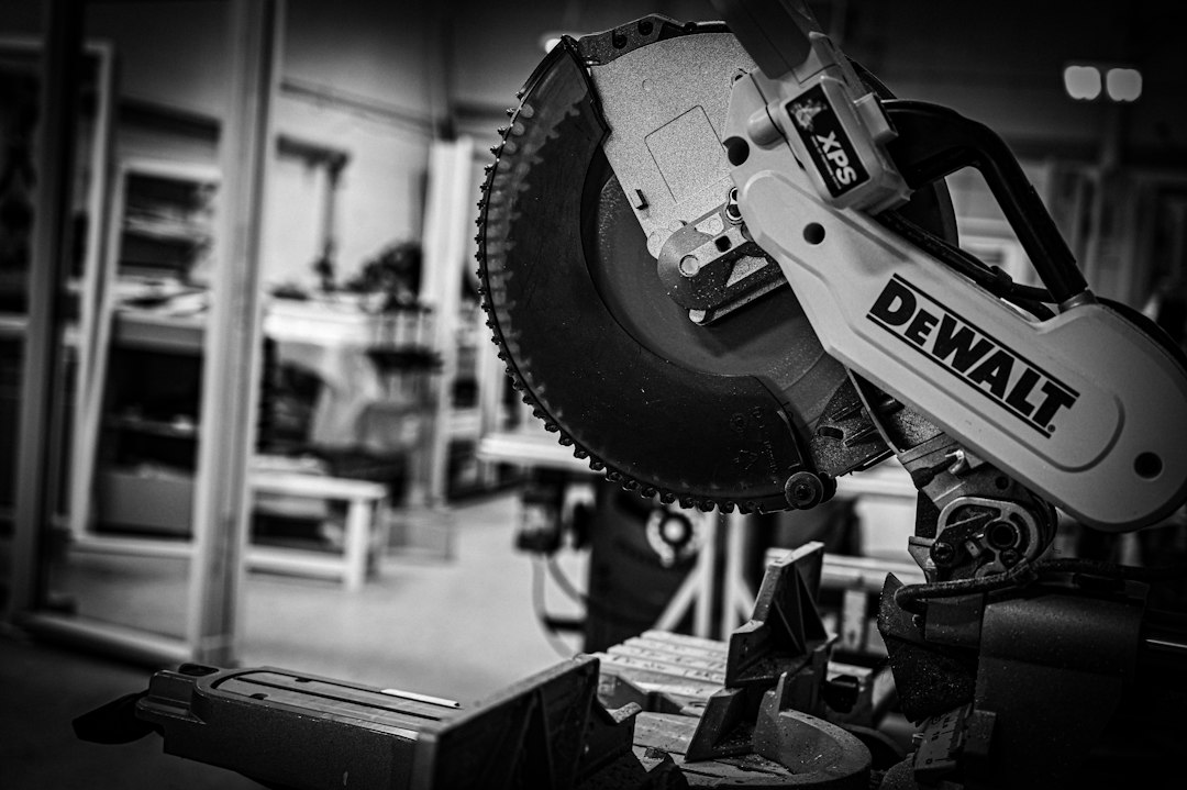 Amoladoras Angulares: Selección de Discos, Desbaste y Normas de Protección: a black and white photo of a chainsaw in a garage
