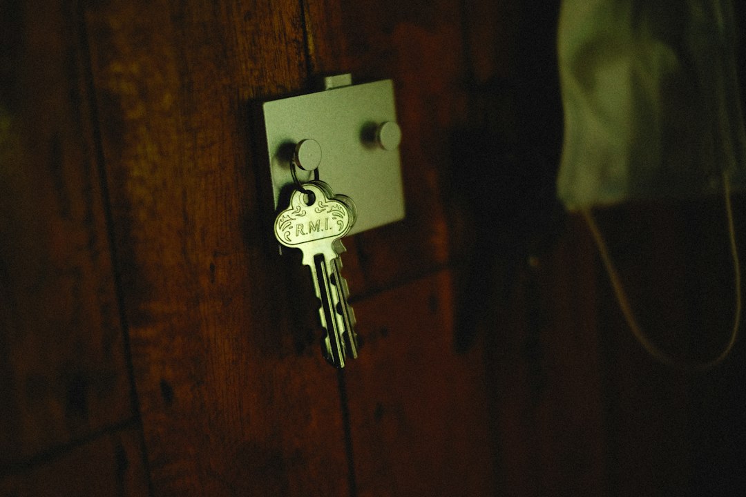 Cómo Renovar Muebles de Cocina Pintando las Puertas con Esmalte Sintético: a key is attached to a wooden door