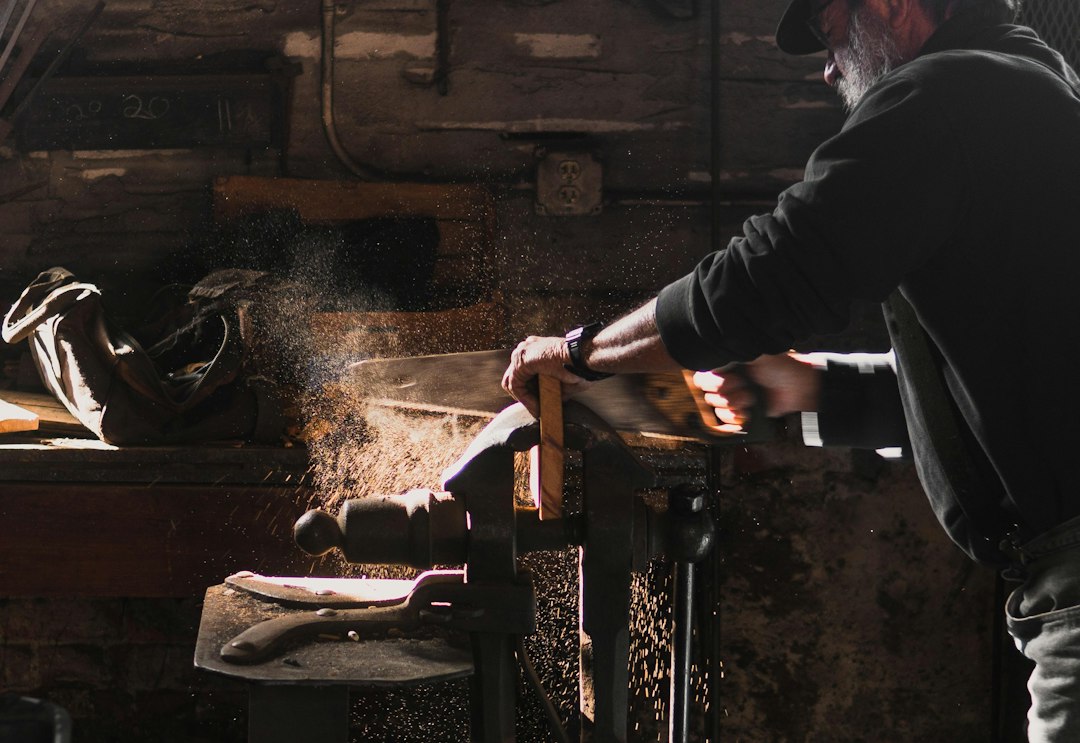 Mantenimiento de Muebles de Madera de Exterior y Tarimas de Terraza: man sawing in room