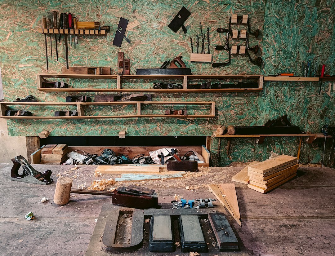 Cómo Instalar Suelo Vinílico de Clic sobre Pavimento Antiguo Paso a Paso: a room that has a bunch of tools on the floor