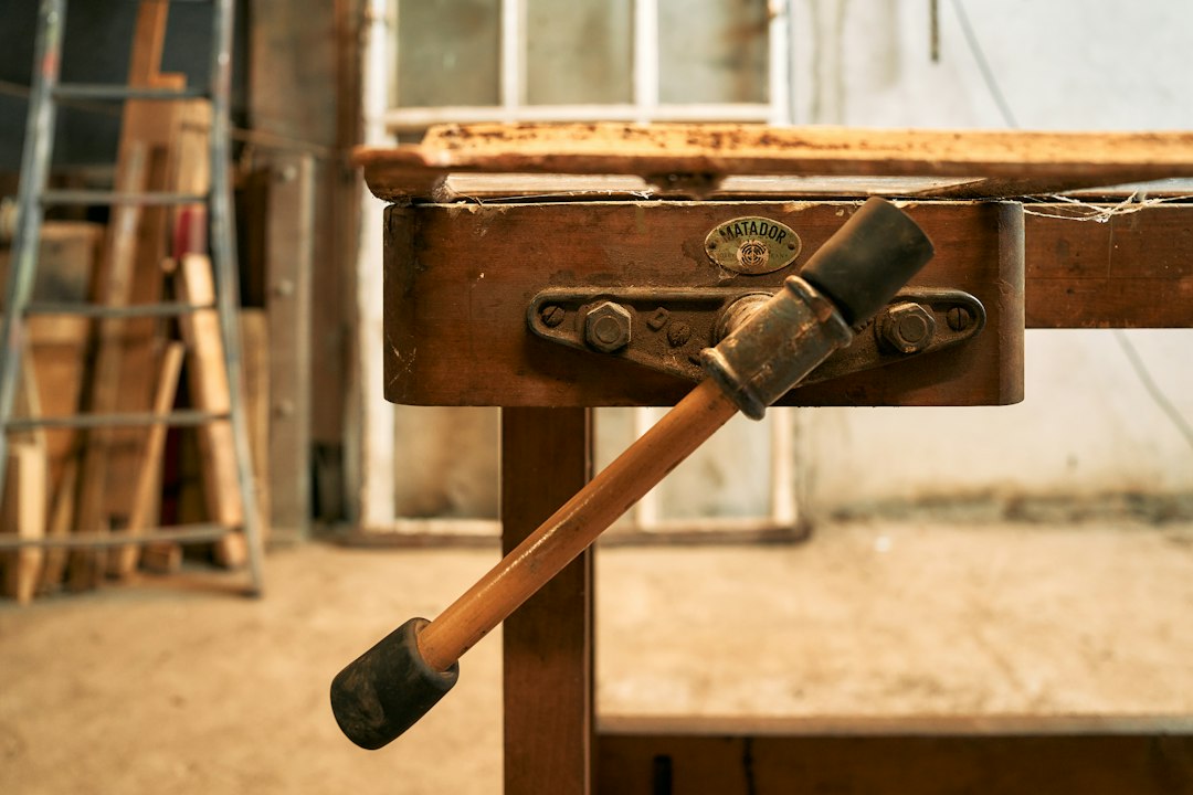 Cómo Restaurar un Mueble de Madera Antiguo: Decapado, Lijado y Nutrición: A hammer is stuck into a piece of wood