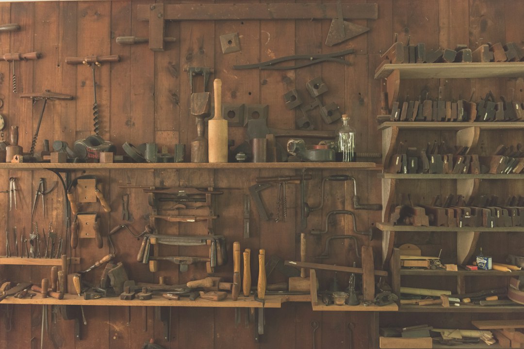 Cómo Utilizar la Lijadora Orbital y de Banda para Acabados Profesionales: assorted hand tool lot on brown wooden shelf