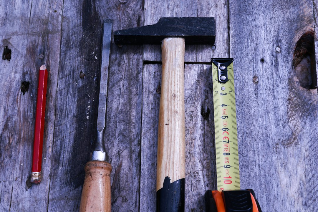 Equipamiento de Protección Individual Imprescindible para el Taller Doméstico: brown and black handle hammer