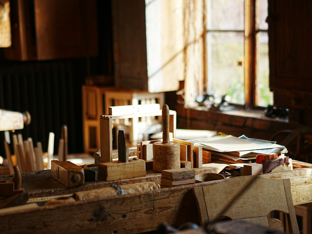 Cómo Restaurar un Mueble de Madera Antiguo: Decapado, Lijado y Nutrición: Wooden woodworking tools on a workbench in a sunlit workshop
