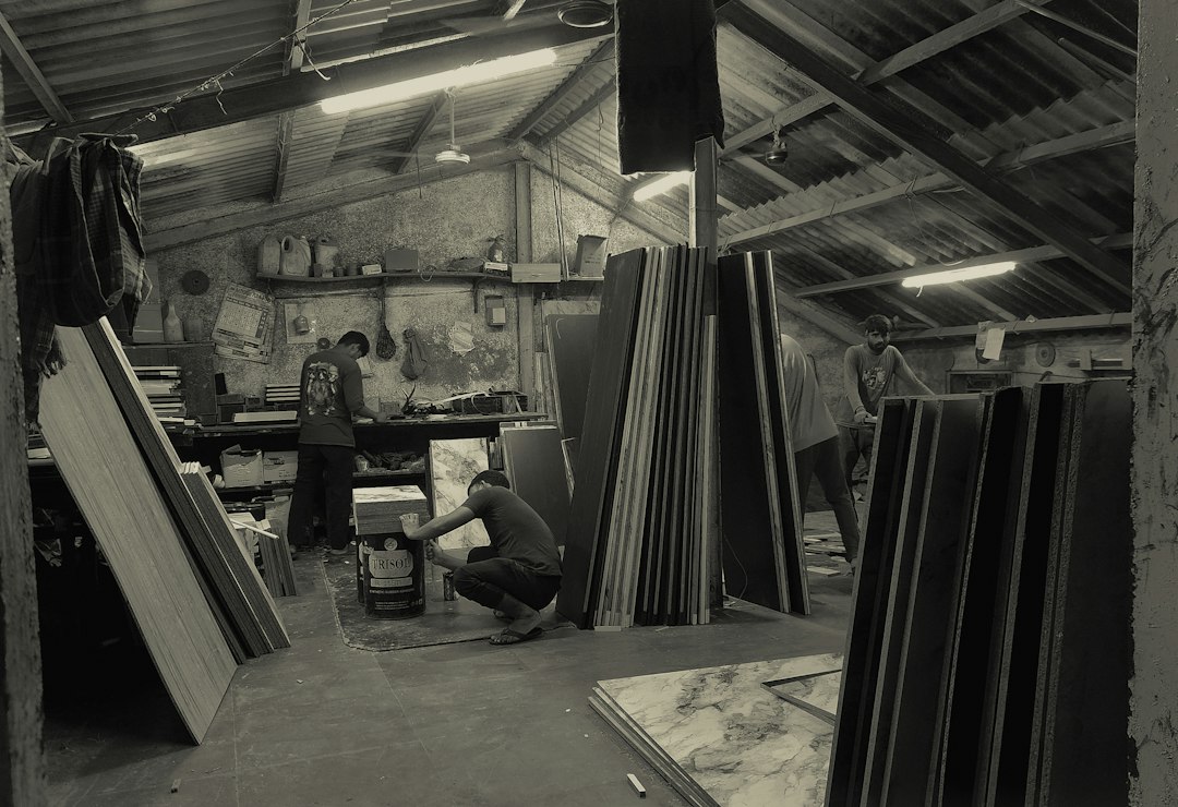 Cómo Fabricar una Mesa de Centro con Madera Maciza y Patas Metálicas: Workers in a workshop with stacked materials
