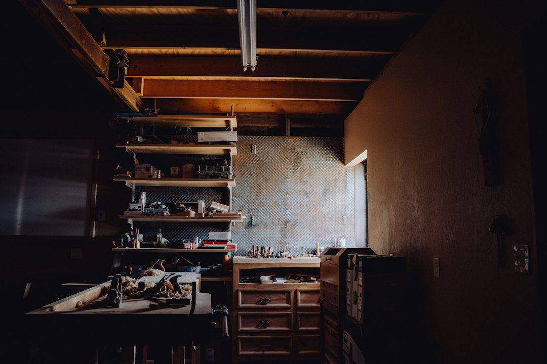 Cómo Pintar una Habitación con Acabado Impecable: Preparación y Técnicas: a dark room with a shelf full of clutter