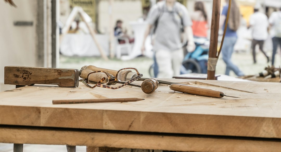 Guía para Aislar Ventanas y Puertas contra el Frío, el Viento y el Ruido: eyeglasses on top of table