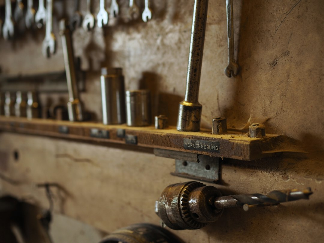 Cómo Instalar Suelo Vinílico de Clic sobre Pavimento Antiguo Paso a Paso: gray hand tool lot