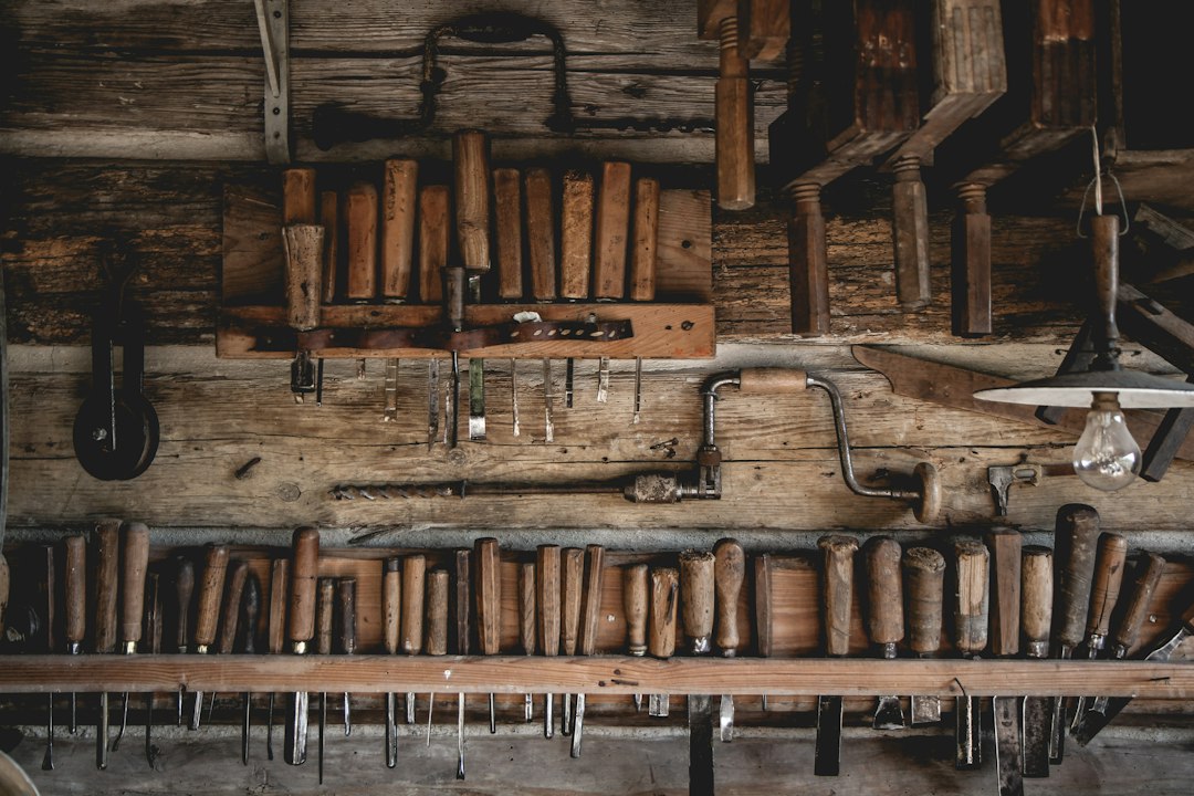 Cómo Desatascar Tuberías y Sifones Domésticos de Forma Rápida y Segura: brown wooden chisel set on display near different carpentry tools