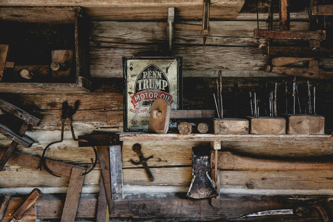 Cómo Desatascar Tuberías y Sifones Domésticos de Forma Rápida y Segura: brown wooden shelf