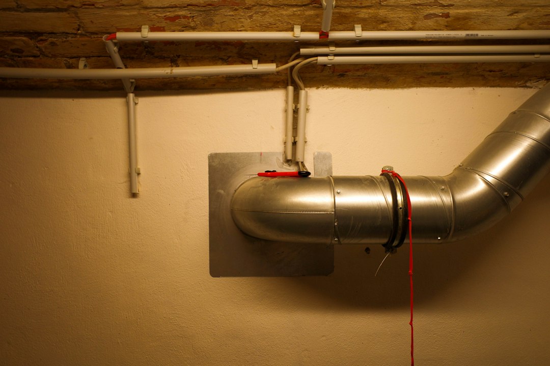 Cómo Arreglar un Grifo que Gotea: Cambio de Cartuchos Cerámicos y Juntas: A metal pipe is attached to a wall