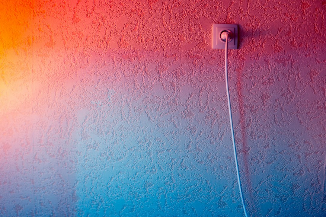 Cómo Cambiar un Enchufe o Mecanismo Eléctrico con Seguridad en Casa: white usb cable plugged in white electric socket